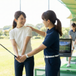 女性のためのゴルフクラブ選び – 力がなくても飛距離を伸ばすコツ